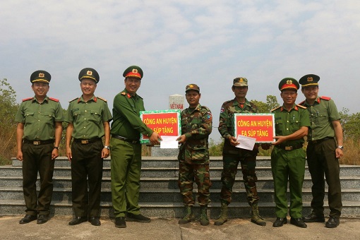 Công an huyện thăm, chúc mừng lực lượng bảo vệ biên giới Campuchia nhân dịp tết cổ truyền Chol Chnam Thmay năm 2024